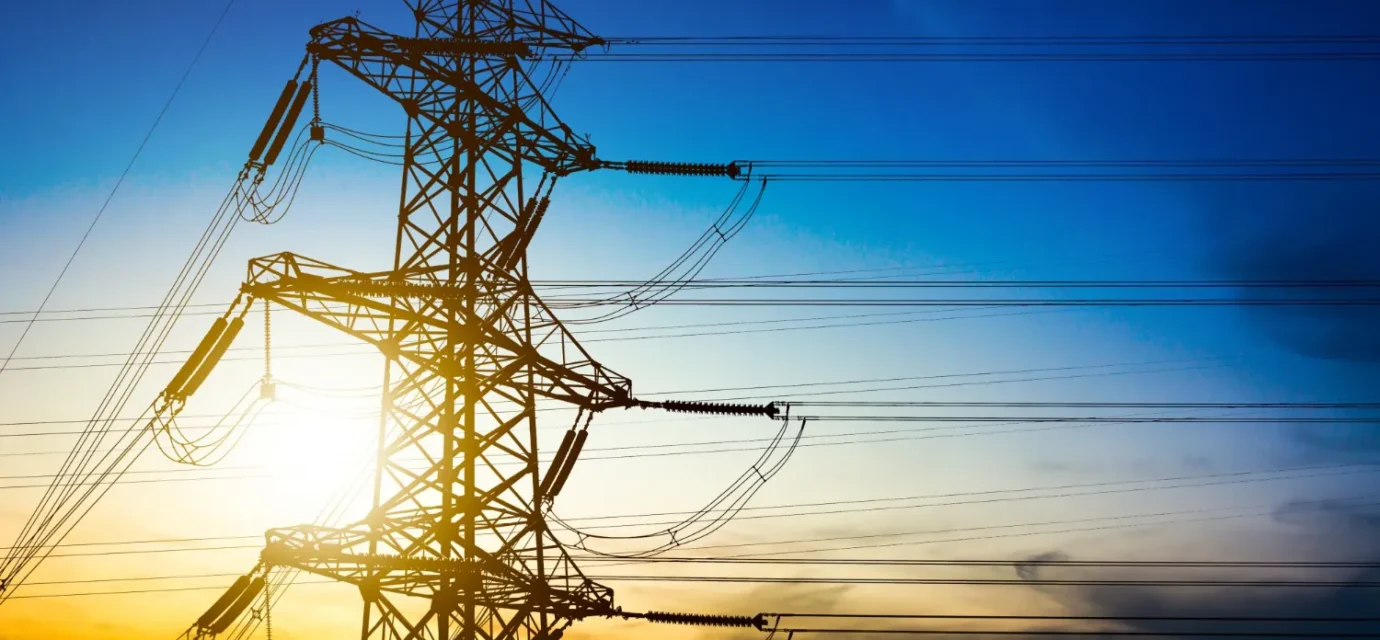 Adaptación climática, el valor de la integración energética en el Cono Sur torre de alta tensión